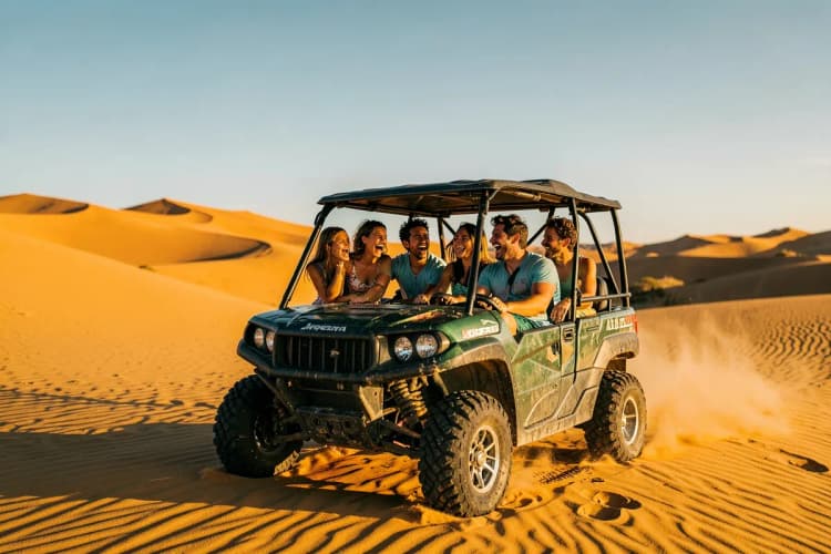 Grupo de amigos rindo em um passeio de buggy pelas dunas douradas de Jericoacoara.